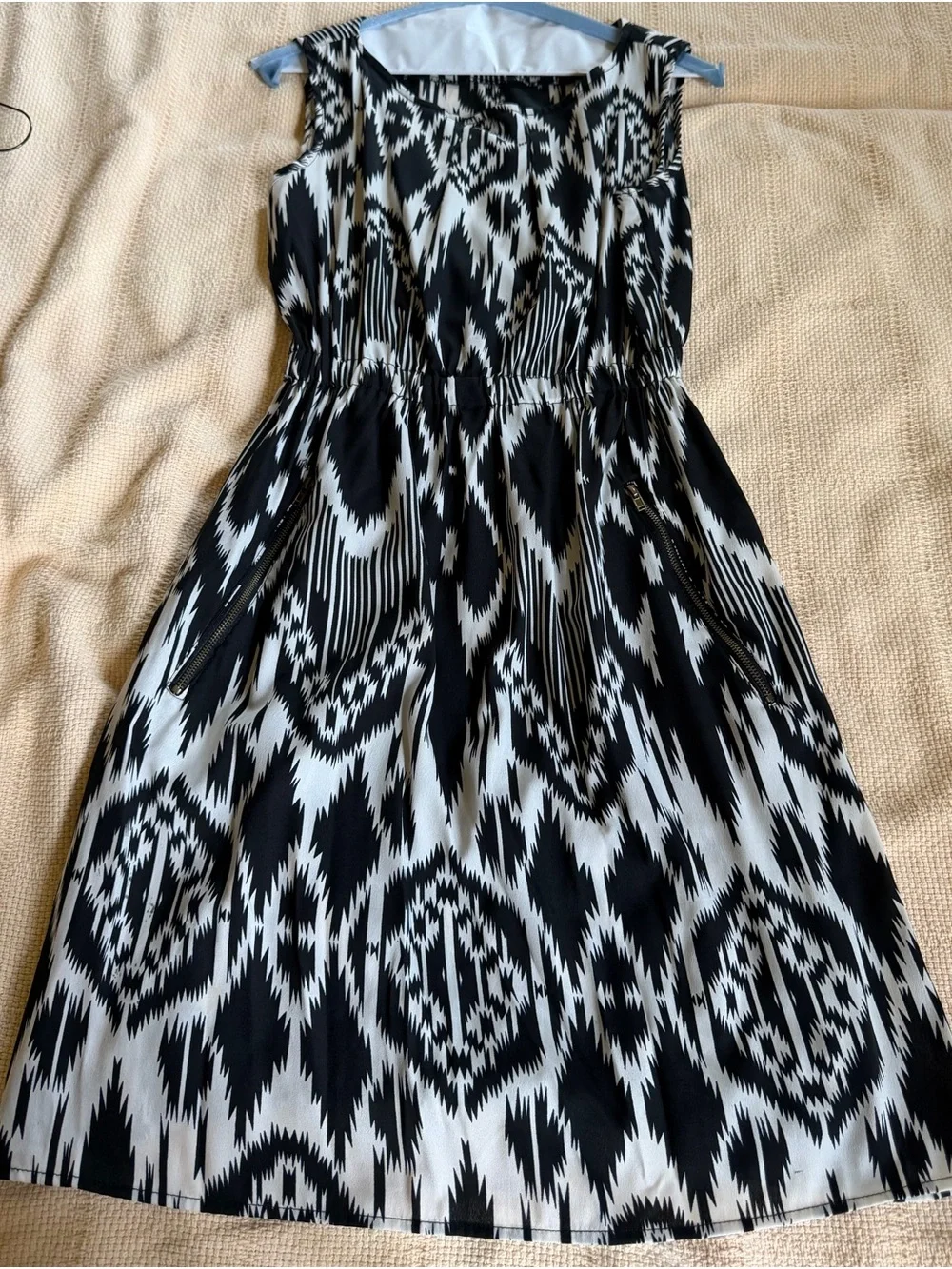 Speed Control Black and White Sleeveless Patterned Dress
